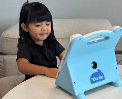 Anak sedang belajar bersama Wink Smart Learning