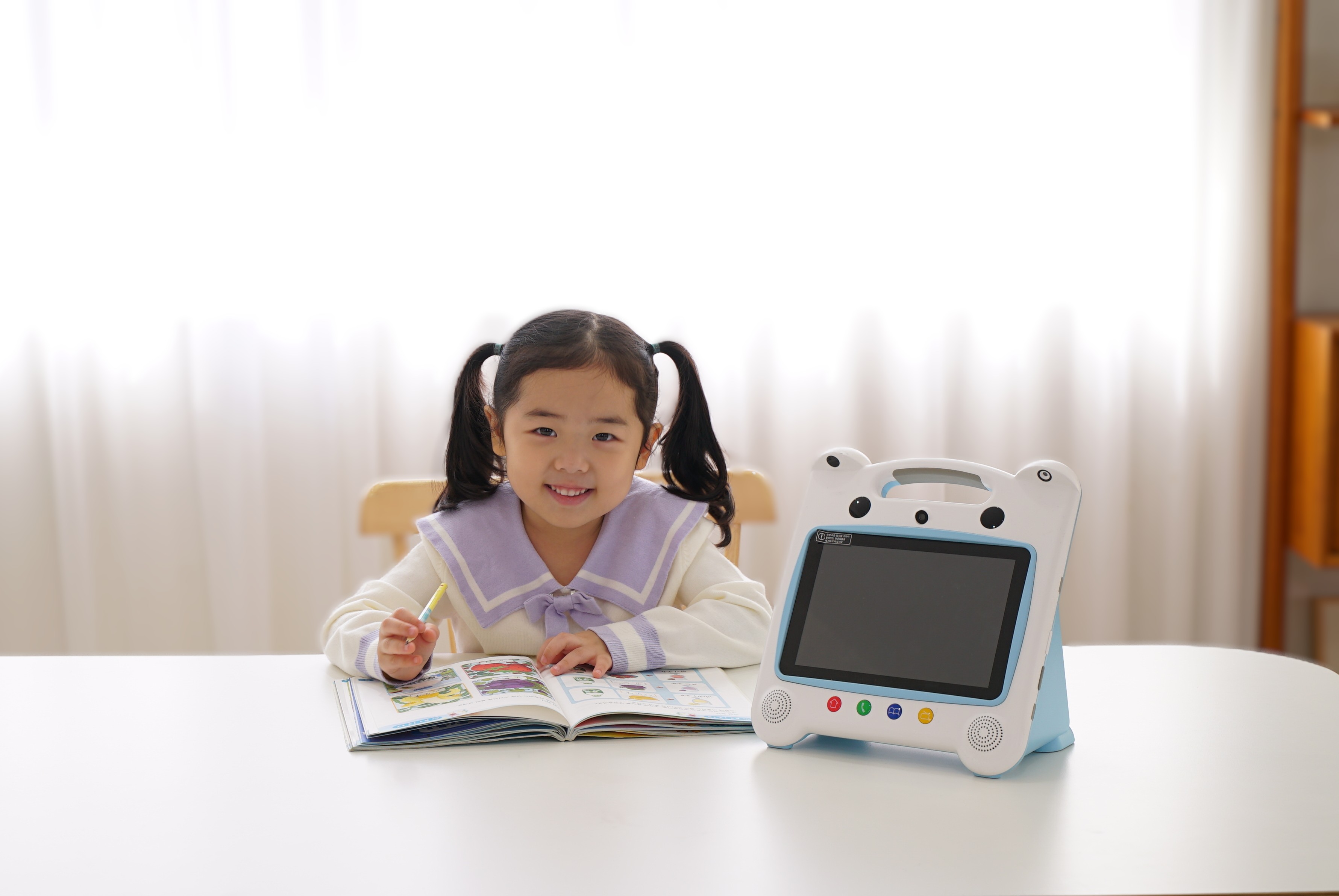 Anak sedang belajar bersama Wink.