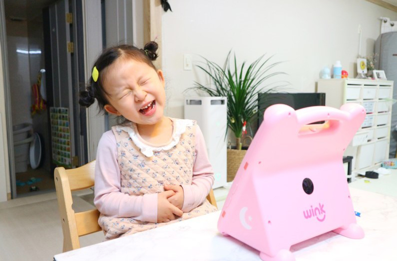 Anak tertawa senang belajar dengan Wink.