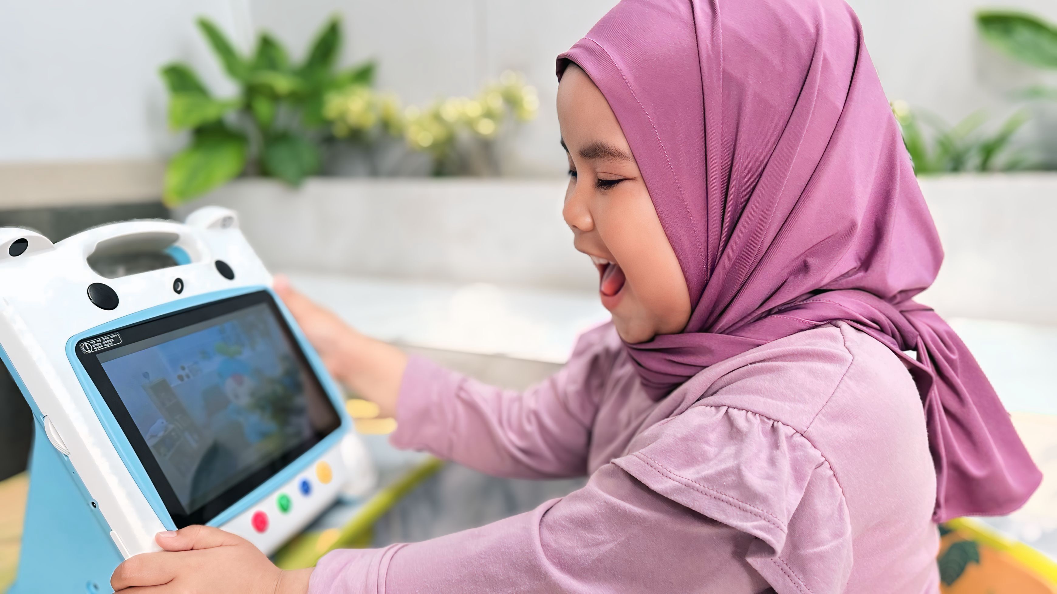 Anak sedang belajar dengan Wink.