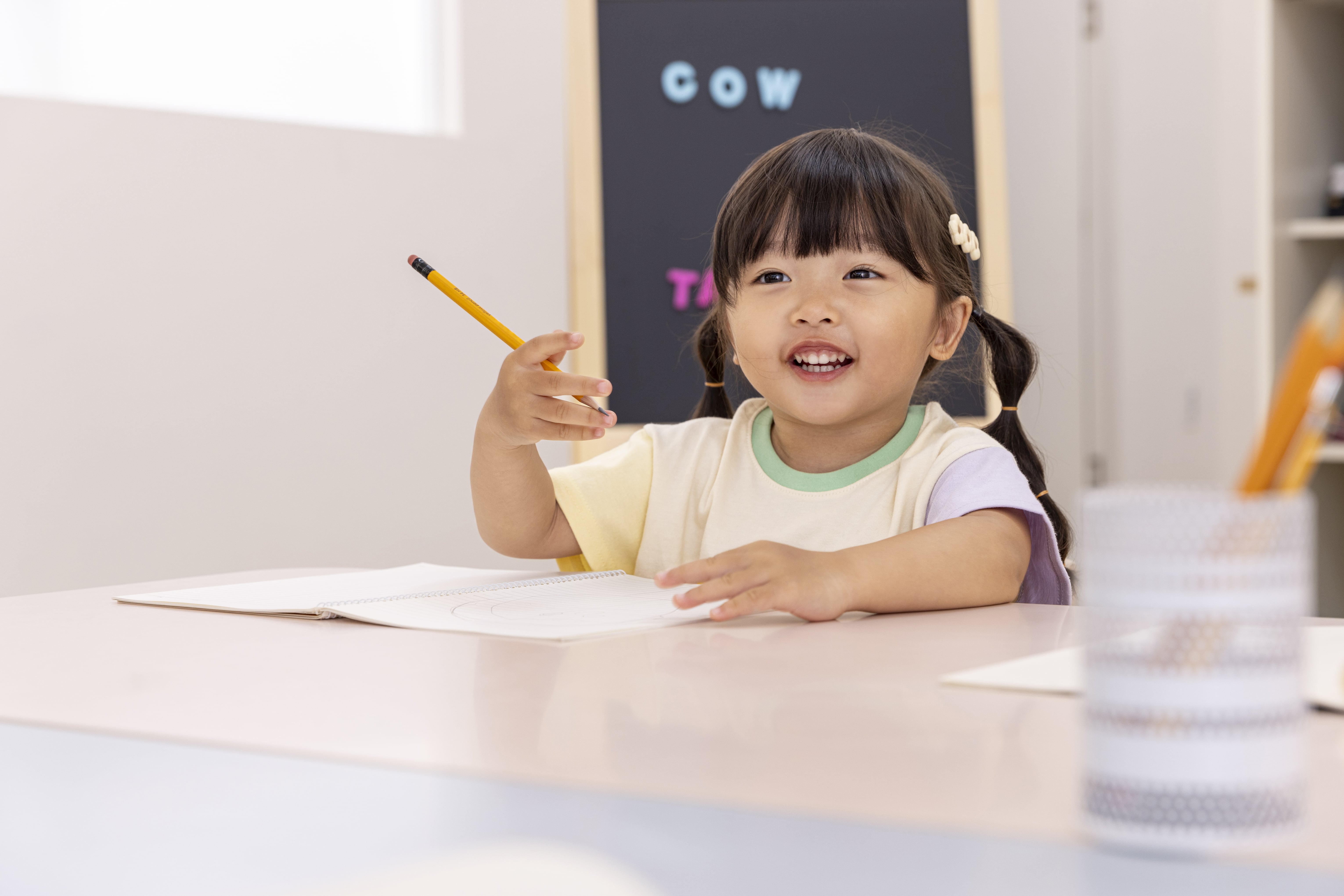 Anak usia dini sedang belajar dengan menyenangkan.