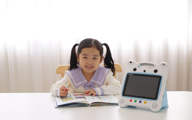 Seorang anak TK sedang asyik menggunakan Wink Smart Learning untuk belajar anak TK di rumah.