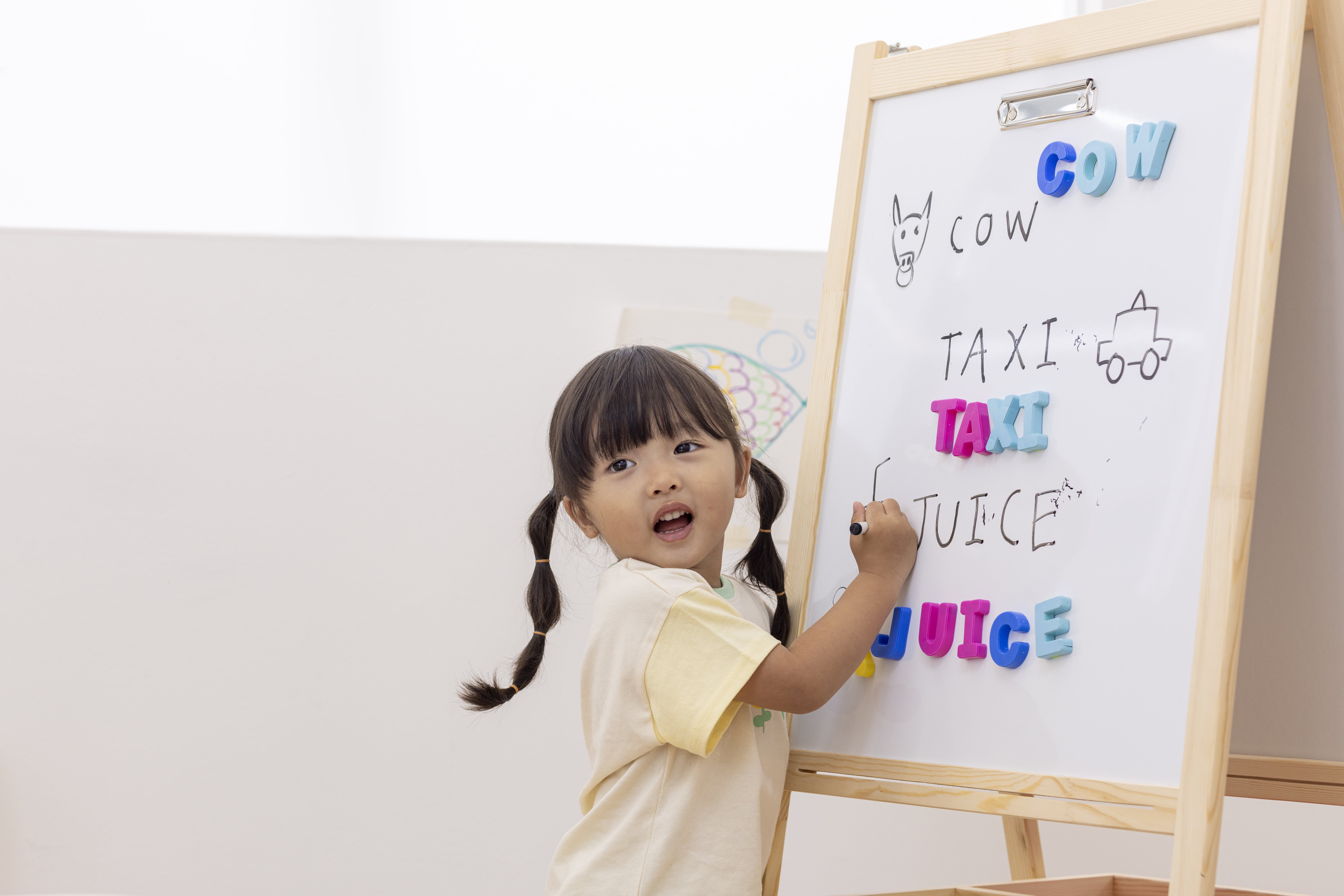 Anak sedang belajar menulis Bahasa Inggris.