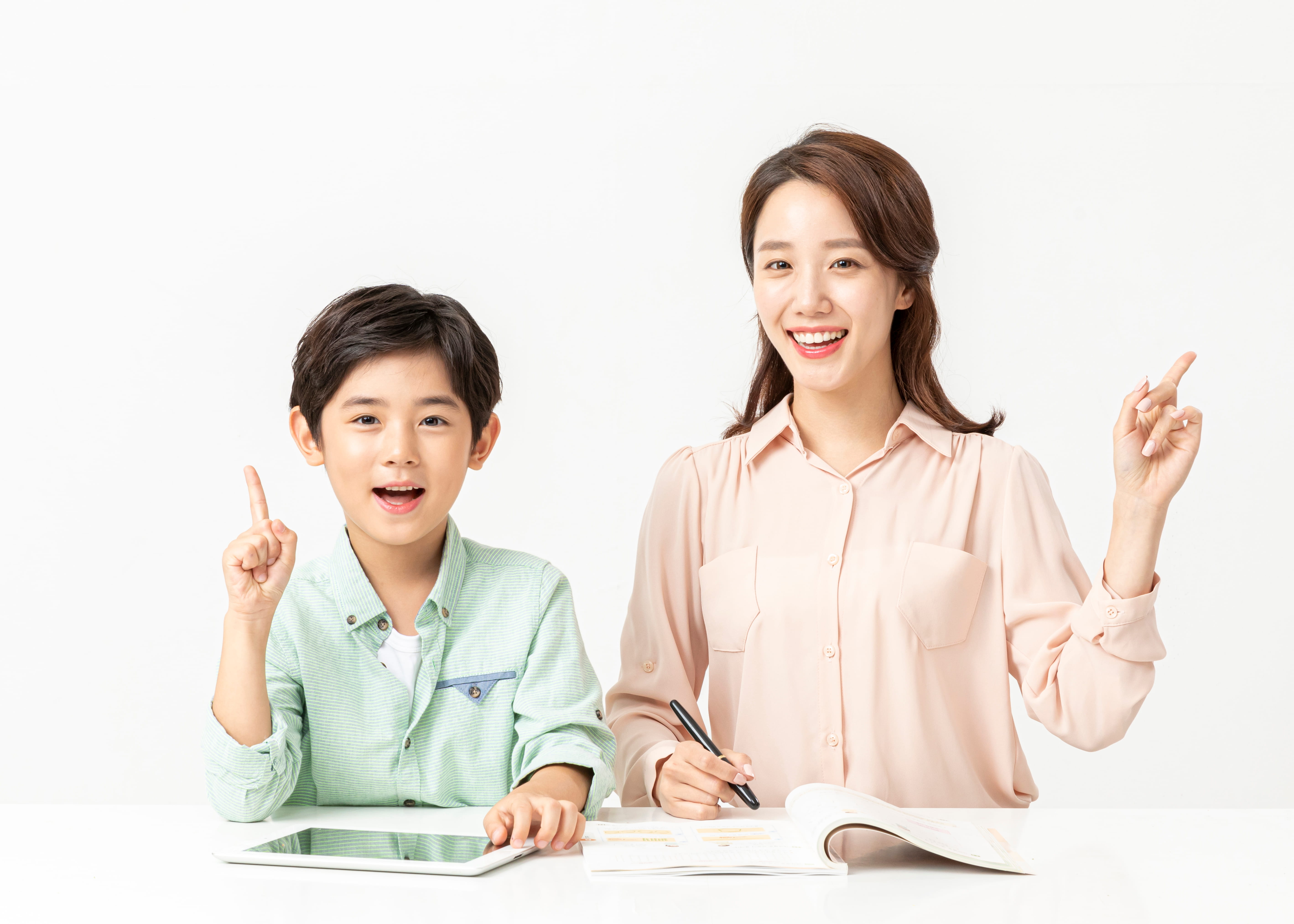 Anak dan ibu sedang belajar bersama.