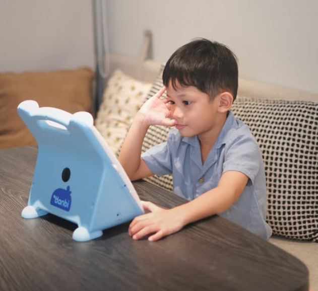 anak sedang belajar wink 