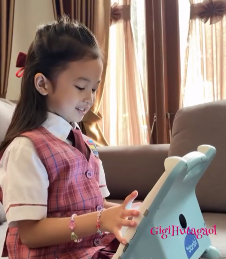 anak belajar pakai wink sambil tersenyum