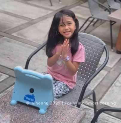 anak tersenyum sambil belajar wink 