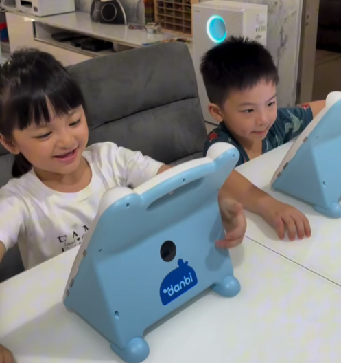 anak perempuan dan anak laki-laki belajar wink sambil tersenyum