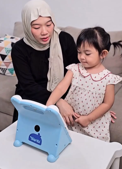 anak bersama ibu sedang belajar wink 