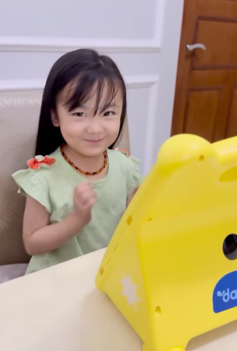 anak tersenyum belajar dengan wink 