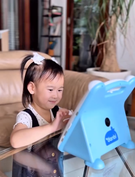 anak belajar wink dengan menyentuh layar